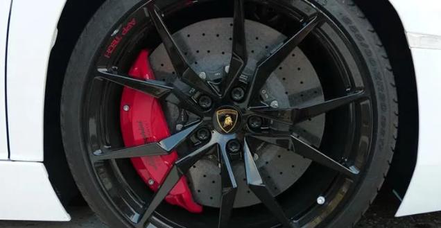 进口润滑油批发|为什么有的刹车盘要打孔？