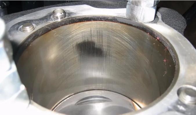 进口机油厂家批发|发动机为什么会拉缸？