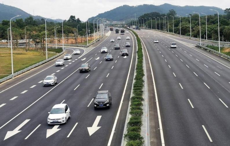 进口品牌润滑油代理|为什么跑高速油车省油而电车却费电？